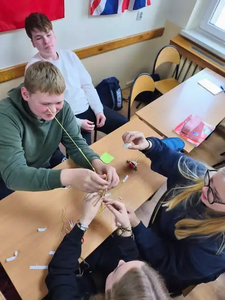 Marshmallow Challenge w technikum – kreatywna lekcja zastępcza