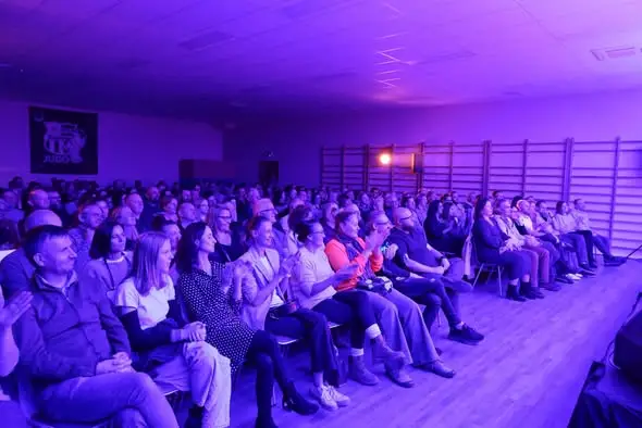 Stand-up Bartosza Gajdy rozbawił publiczność w Żukowie