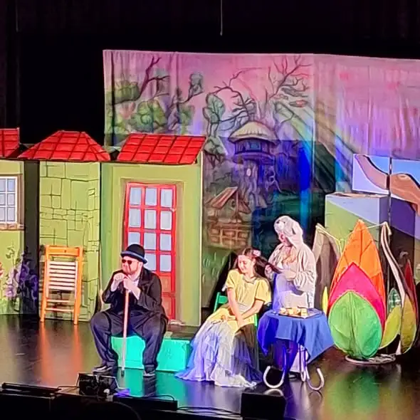 Uczniowie z Sulęczyna w magicznym świecie teatru – „Calineczka” w Sierakowicach