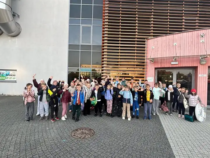Uczniowie z Sierakowic na basenie w Kościerzynie