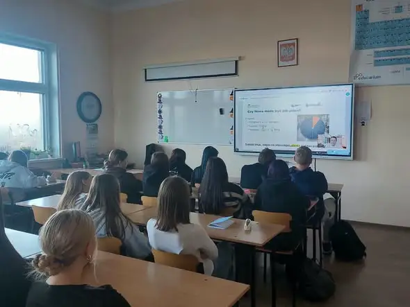 Uczniowie z Somonina odkrywali giełdę na lekcji online z doradcą inwestycyjnym