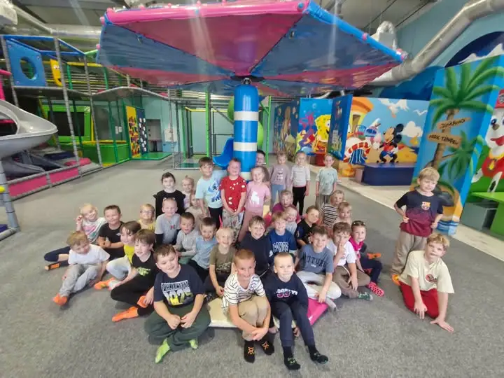 Uczniowie klas 0c i 0d z Sierakowic odkrywali Lębork – od ekranu do trampolin