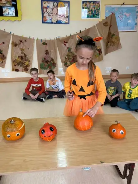Dzień Dyni w klasie 1 b – jesienna lekcja pełna doświadczeń